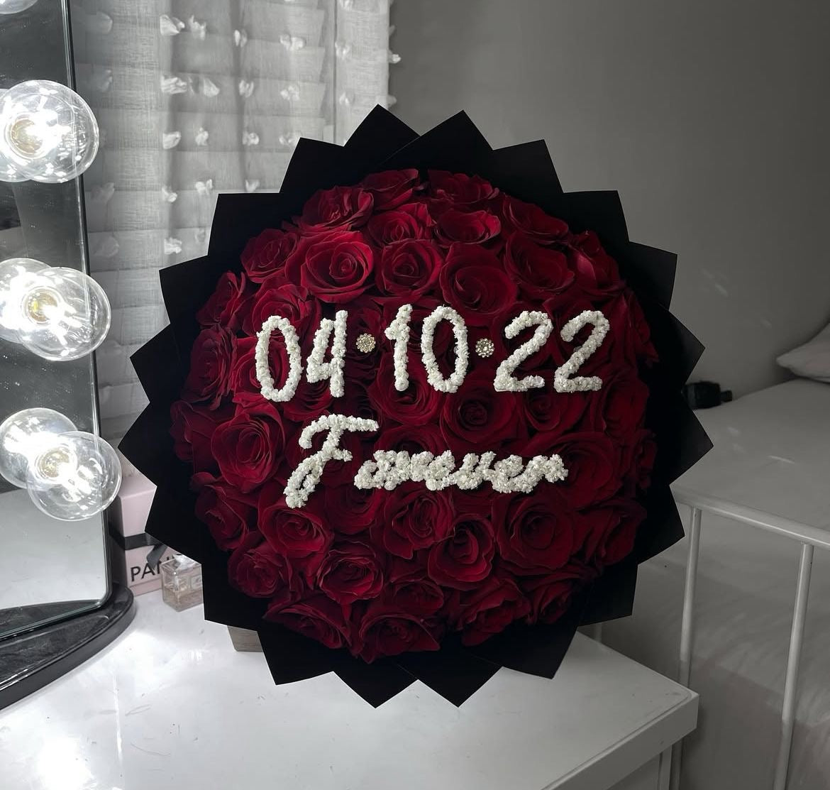 Bouquet NESSA de roses éternelles rouges avec une date et le mot Forever en lettres pailletées