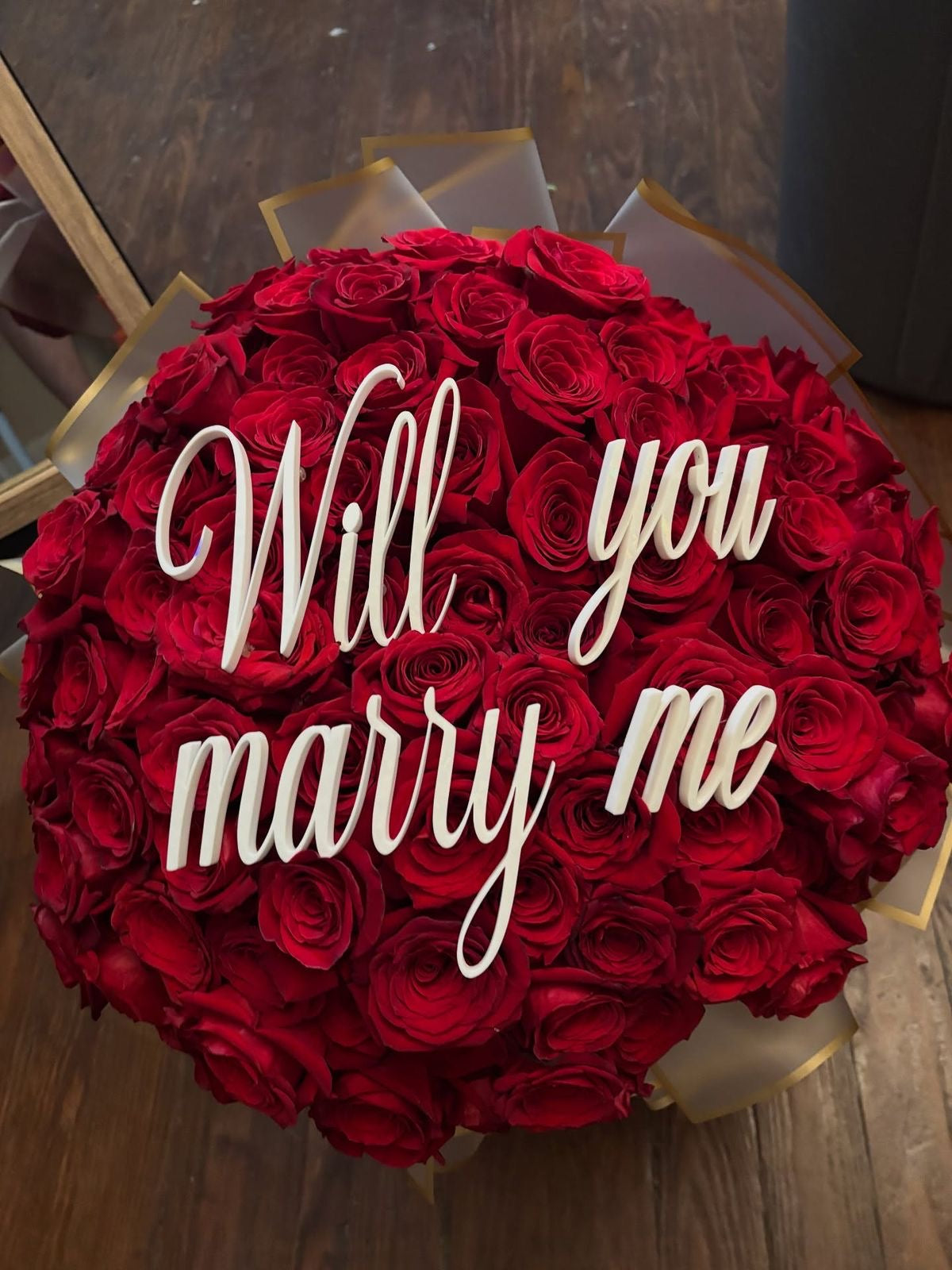Bouquet NESSA de roses éternelles rouges avec le message Will you marry me en lettres pailletées