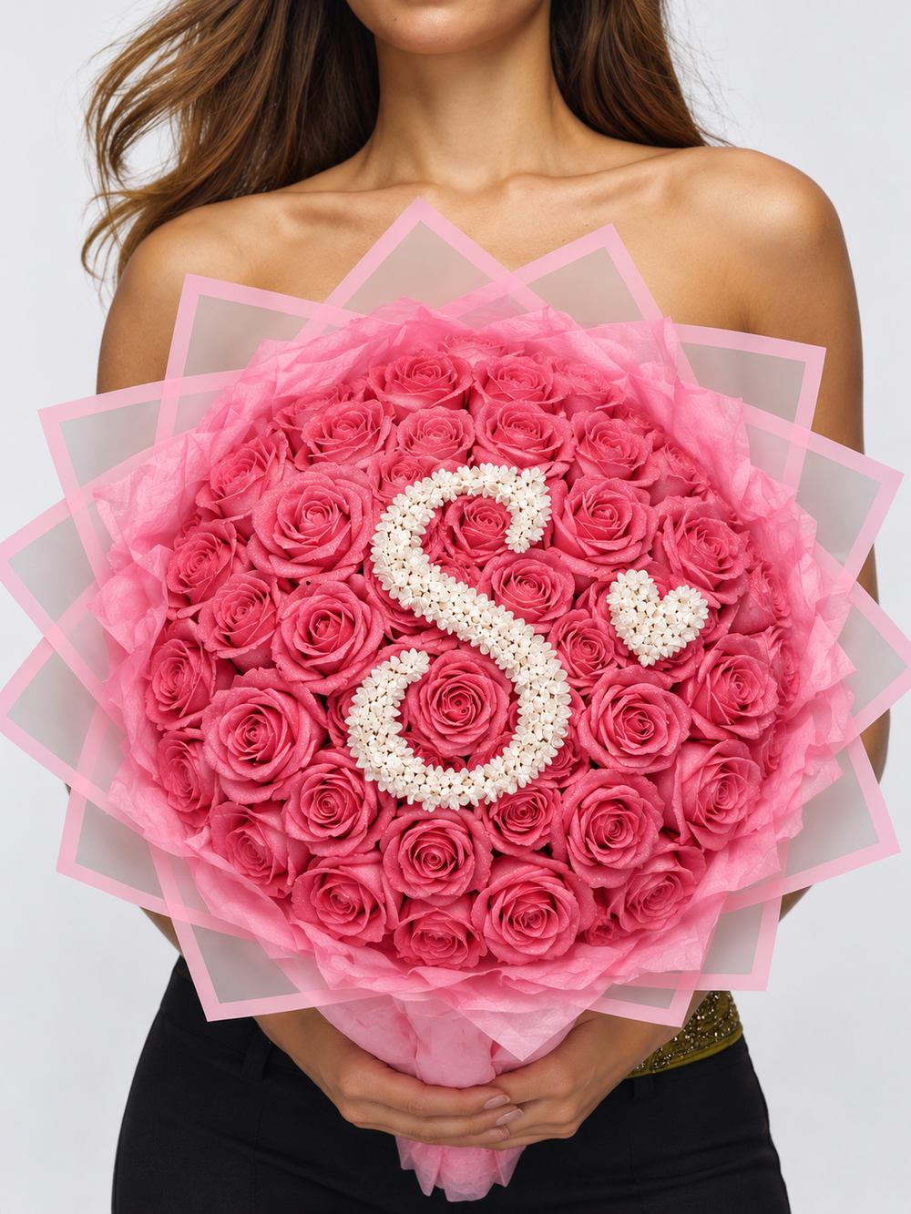 NINA, bouquet de 25 roses éternelles rose framboise avec lettre perlée, tenu à la main