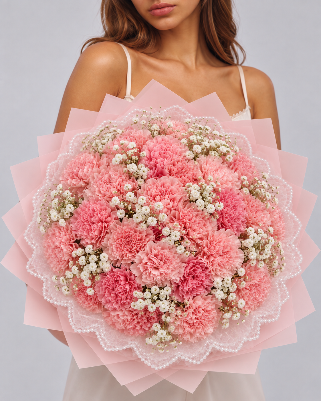 Bouquet NORAH d'œillets roses et gypsophile, vue de face portée