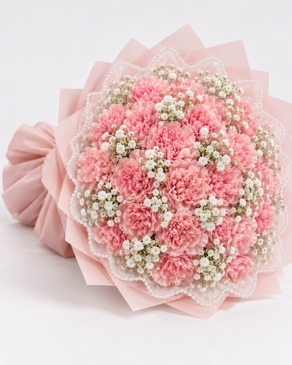 Bouquet NORAH d'œillets roses et gypsophile, vue de côté sur fond blanc