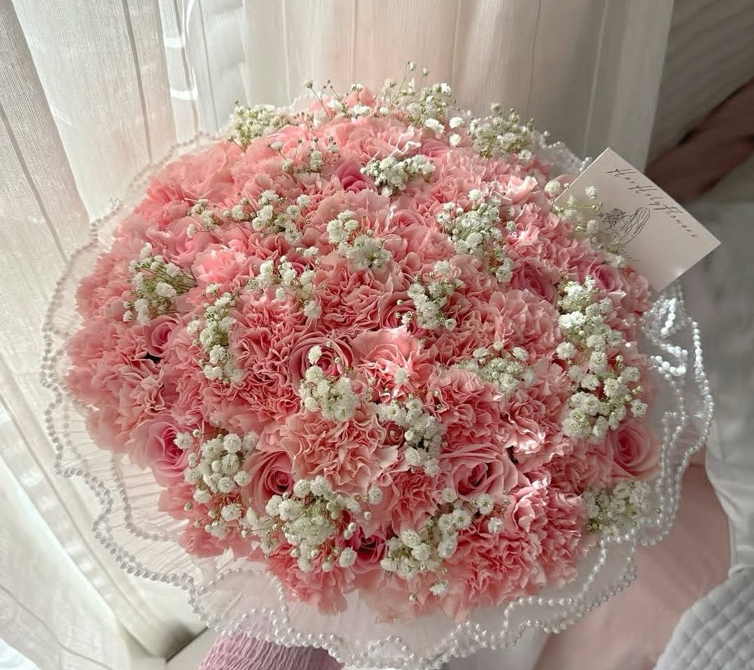 Bouquet NORAH d'œillets roses et gypsophile posé en intérieur