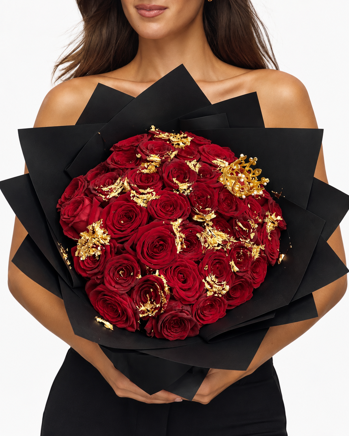 ORNELA, bouquet de roses rouges fraîches avec feuilles d'or et emballage noir, tenu à la main