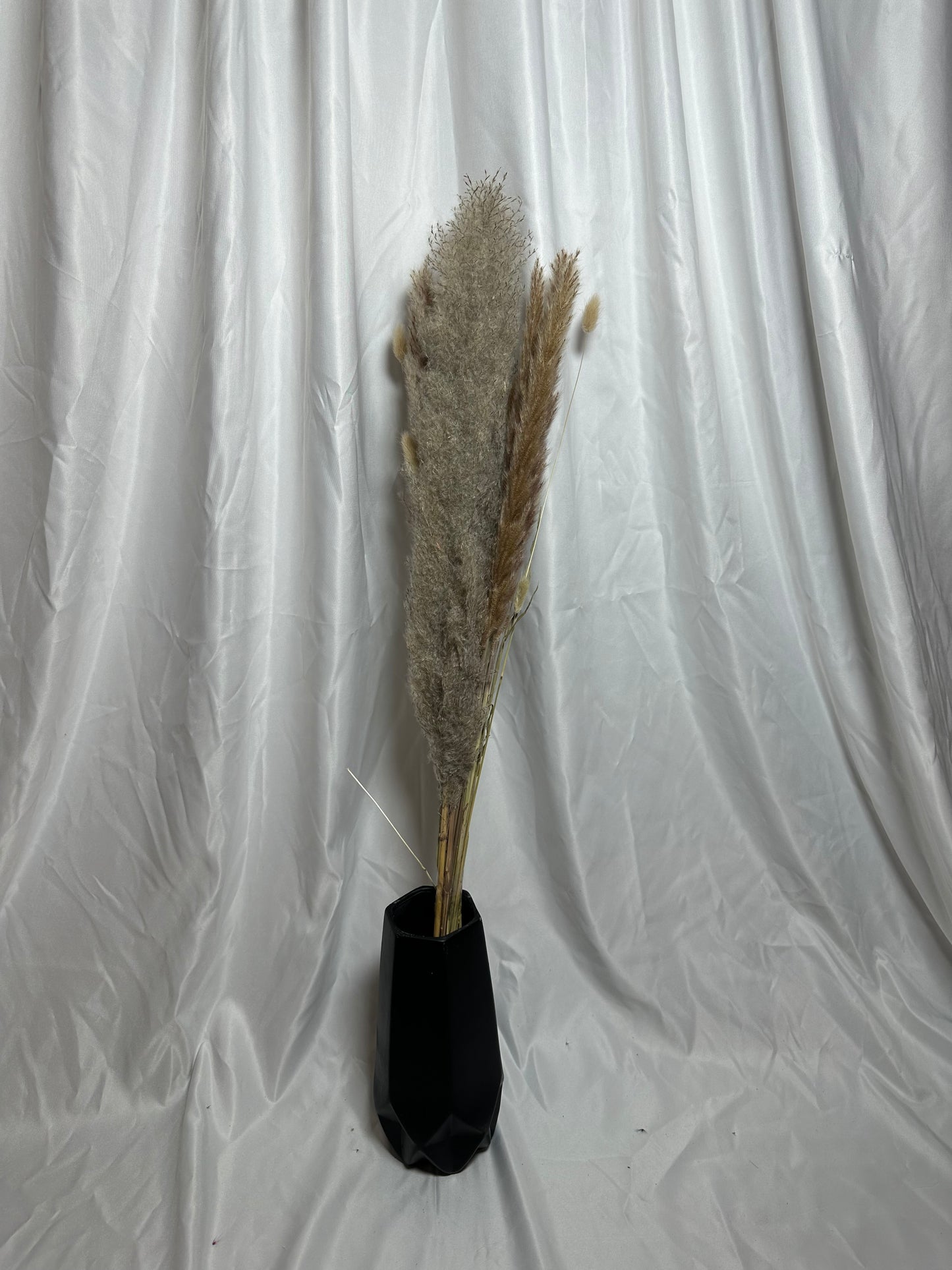 pampas et de fleurs séchées dans des tons doux de marron et beige.
