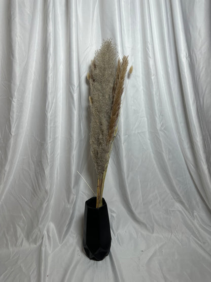 pampas et de fleurs séchées dans des tons doux de marron et beige.