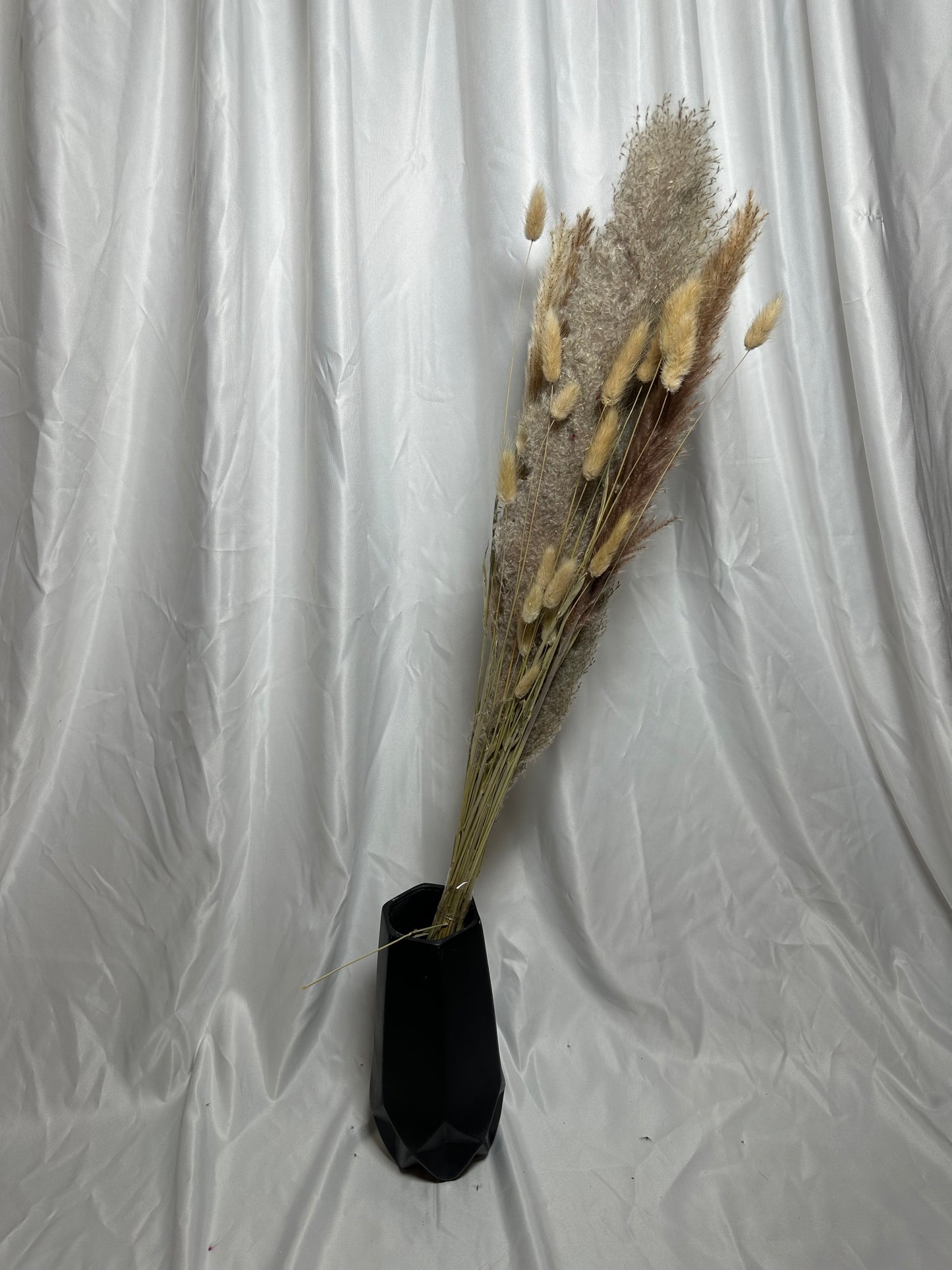 pampas et de fleurs séchées dans des tons doux de marron et beige.