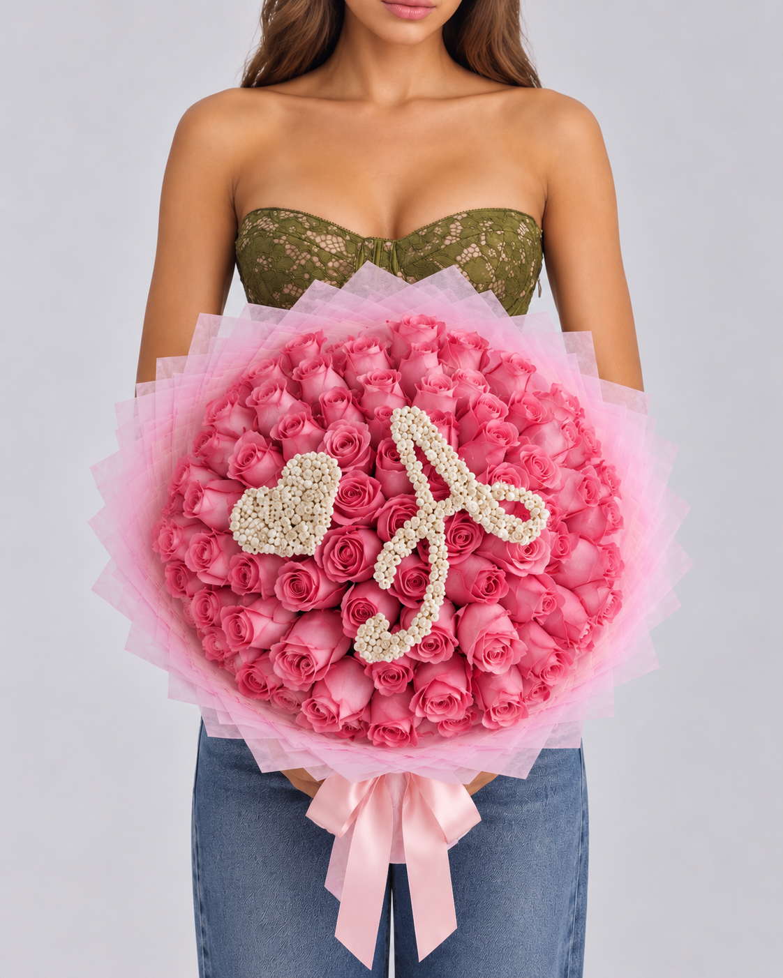 Bouquet Penelope de roses roses fraîches, vue de face avec nœud rose, lettre et cœur en gypsophile