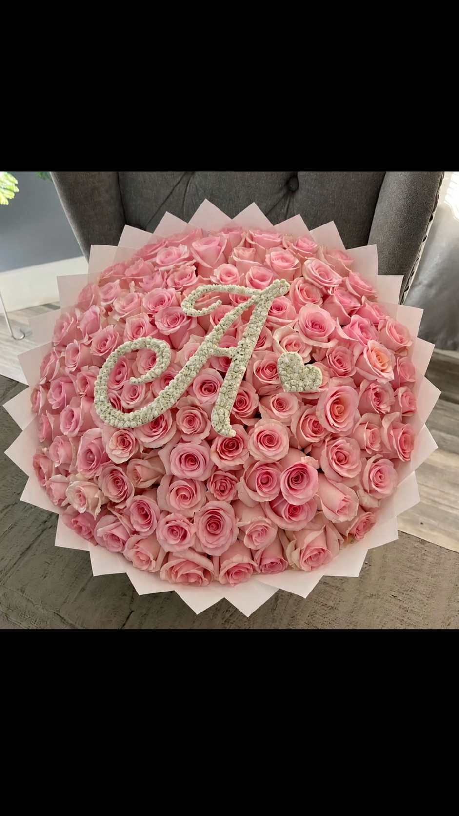 Grand bouquet Penelope de roses roses fraîches avec lettre A et cœur, papier blanc