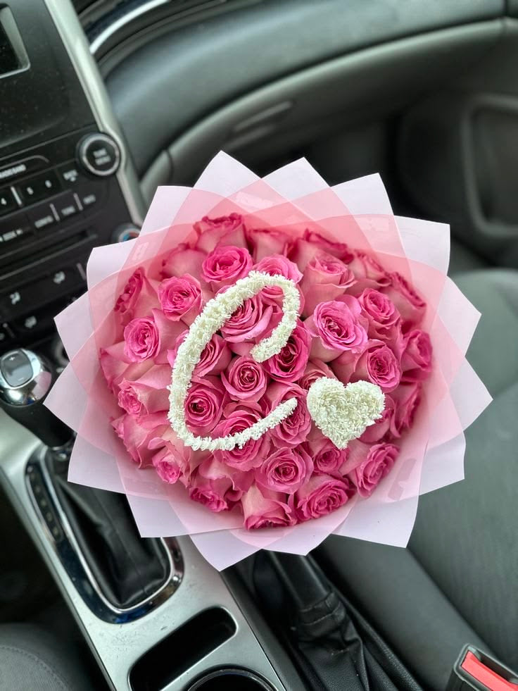 Bouquet Penelope de roses roses fraîches avec lettre C et cœur en gypsophile, papier rose