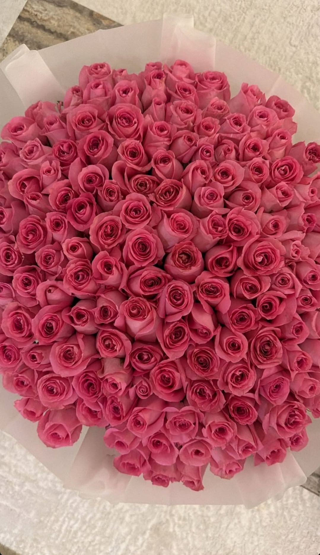Très grand bouquet Penelope de roses roses fraîches, vu de dessus, papier blanc
