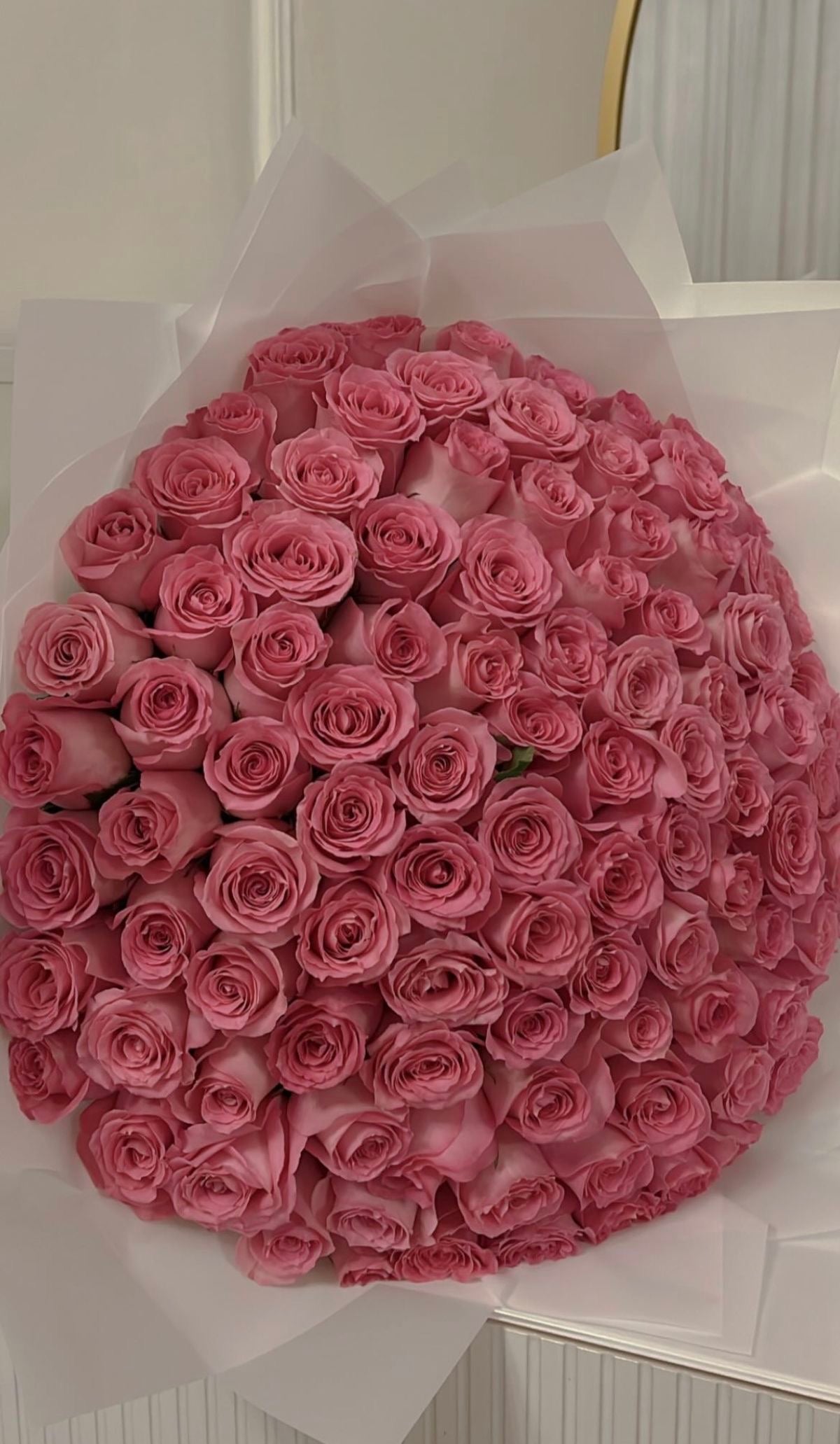 Très grand bouquet Penelope de roses roses fraîches, vue de côté, papier blanc