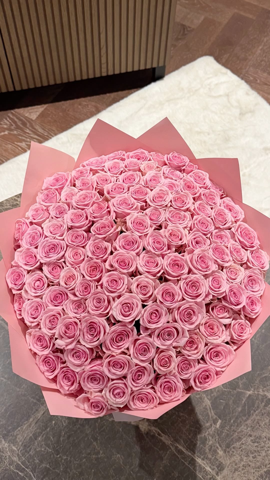 Grand bouquet Penelope de roses roses fraîches en papier rose, vu de dessus