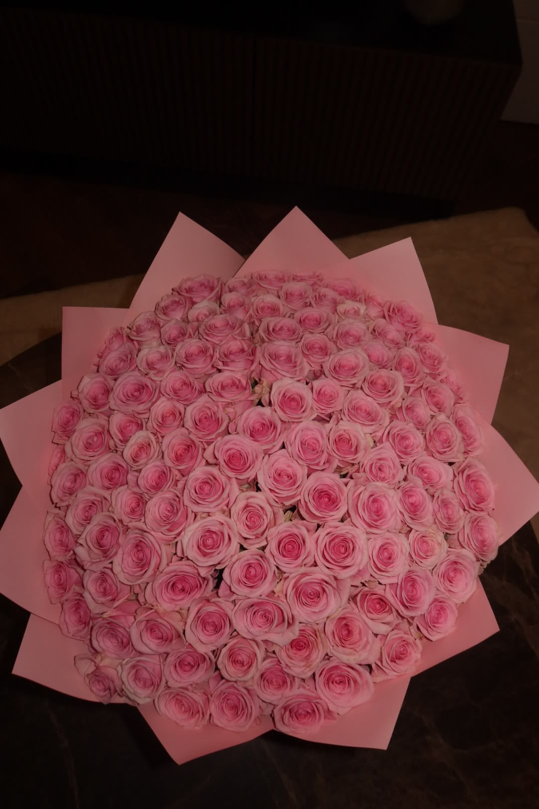 Grand bouquet Penelope de roses roses fraîches en papier rose, ambiance de nuit