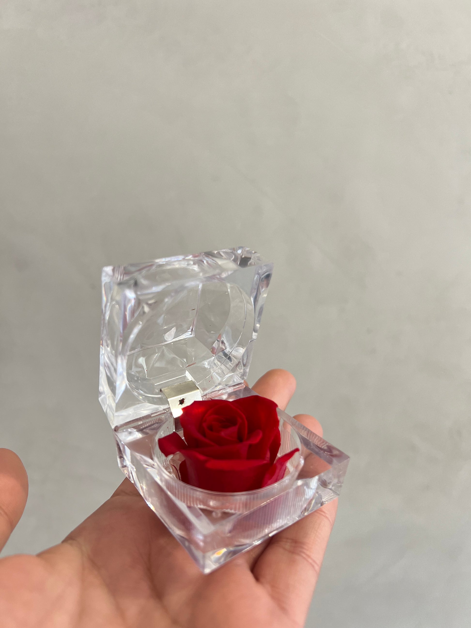  porte-bague orné d'une rose éternelle