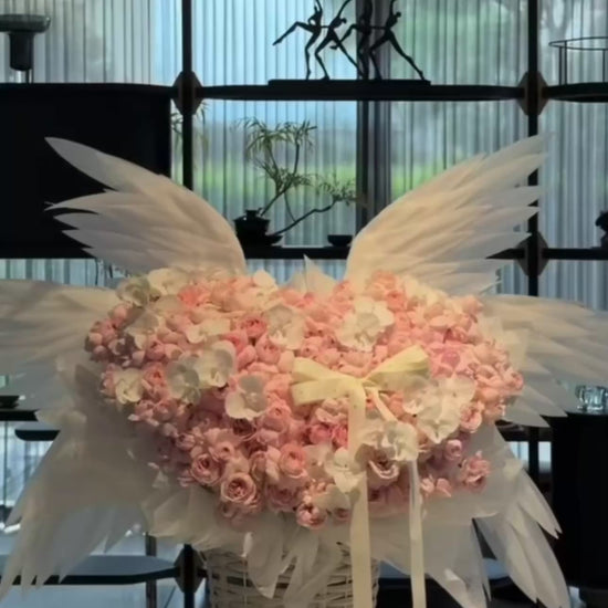 Vidéo du cœur ANGEL de roses éternelles rose pâle avec ailes blanches