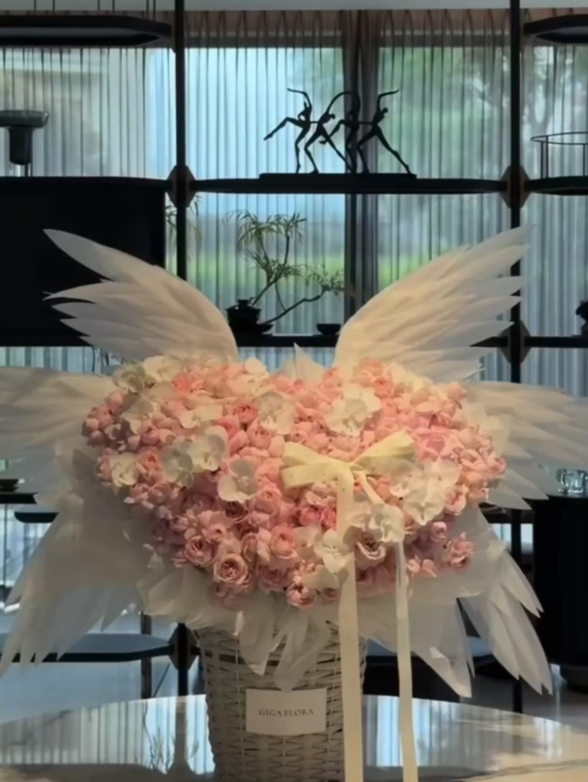 Vidéo du cœur ANGEL de roses éternelles rose pâle avec ailes blanches