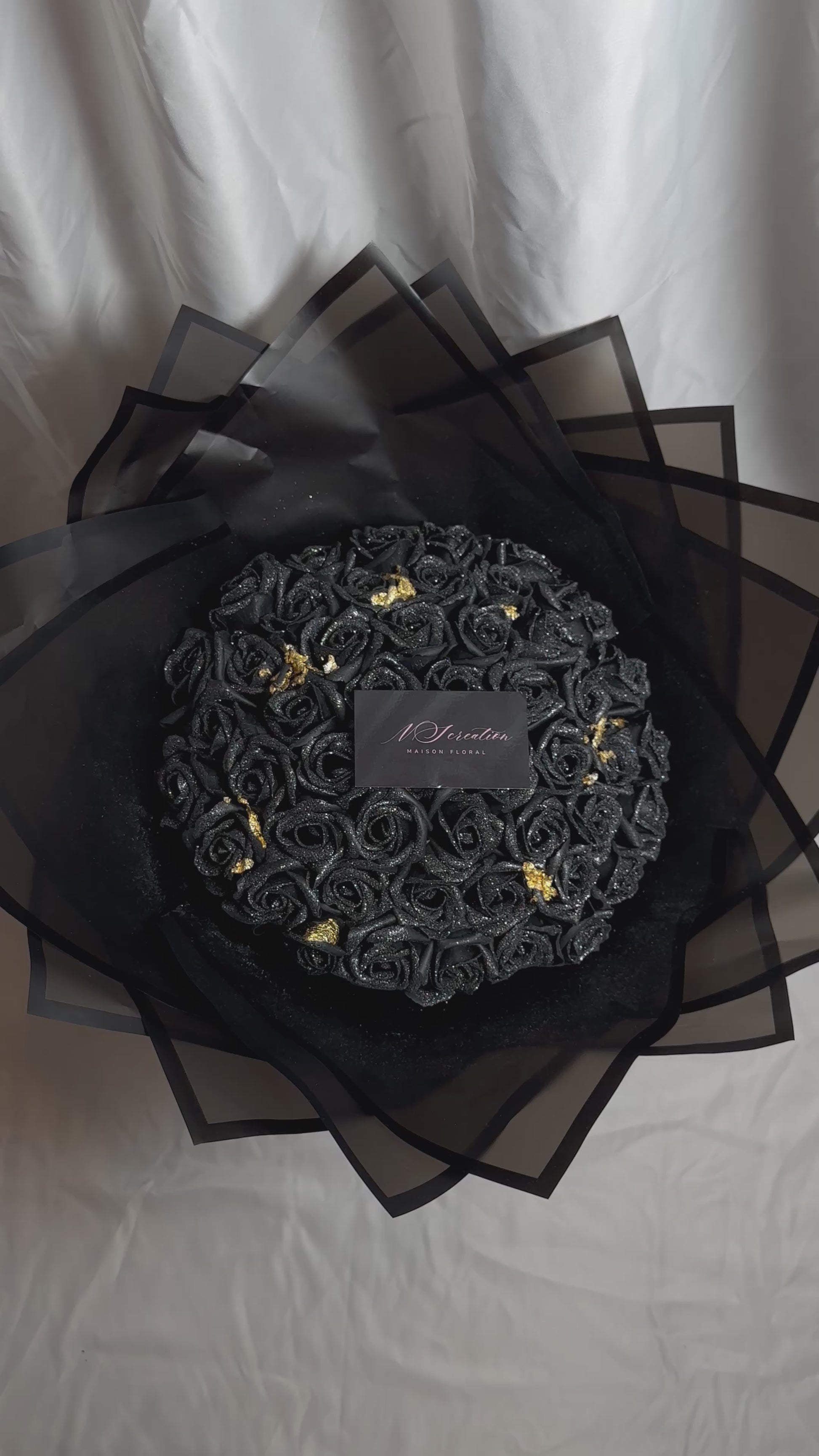 bouquet de roses noirs scintillants avec feuille d'or et emballage noir