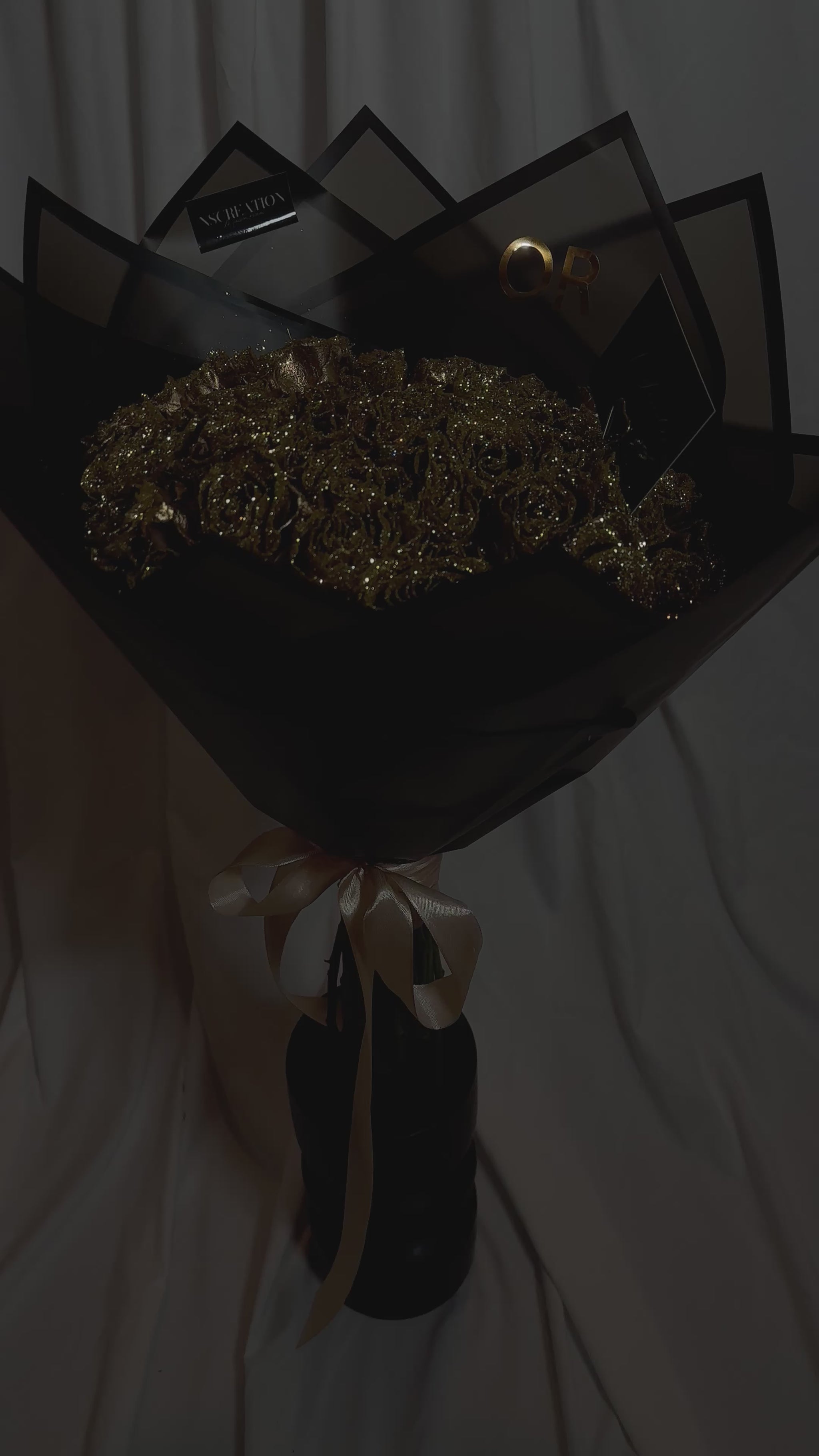 Bouquet de fleurs fraiches doré pailleté or avec emballage noir et personnalisation sur l'emballage