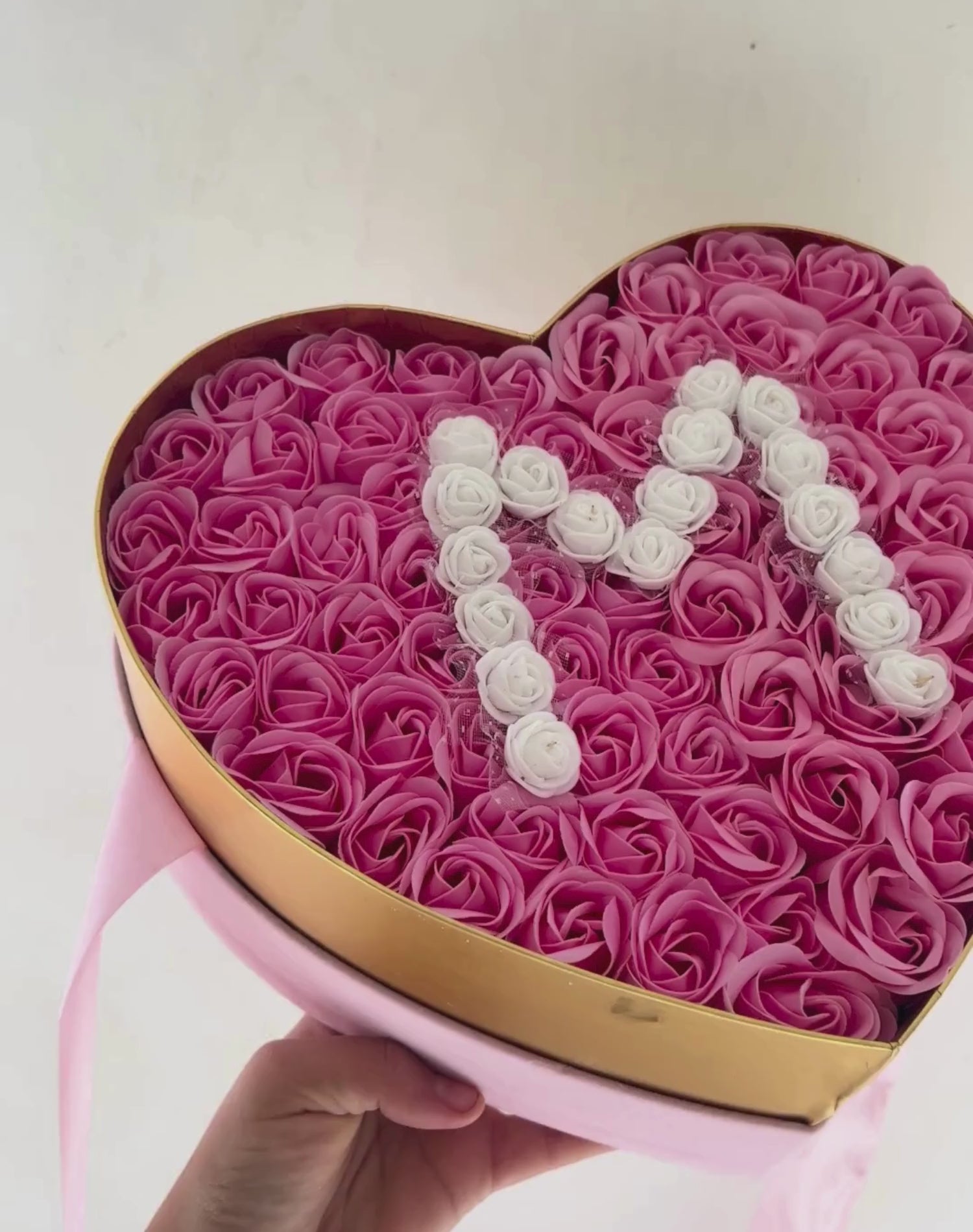 coffret luxueux en forme de coeur cubique noir contient des roses éternelles savonneuses rose personnaliser prénom