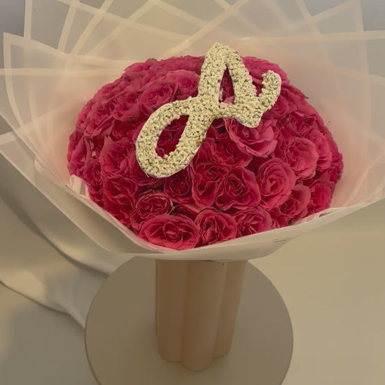Bouquet de fleurs fraiches roses avec une lettre personnalisé  