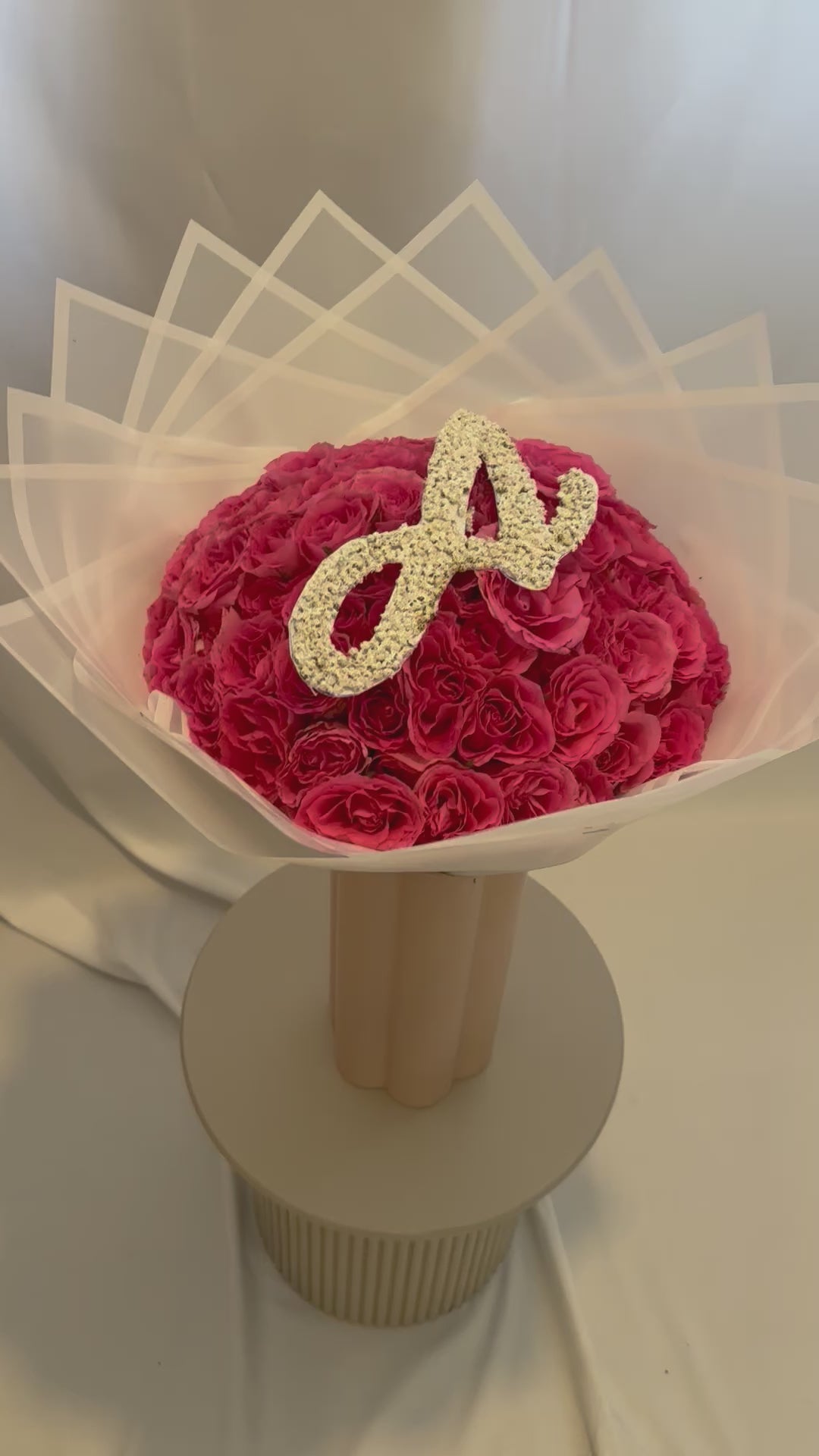 Bouquet de fleurs fraiches roses avec une lettre personnalisé  