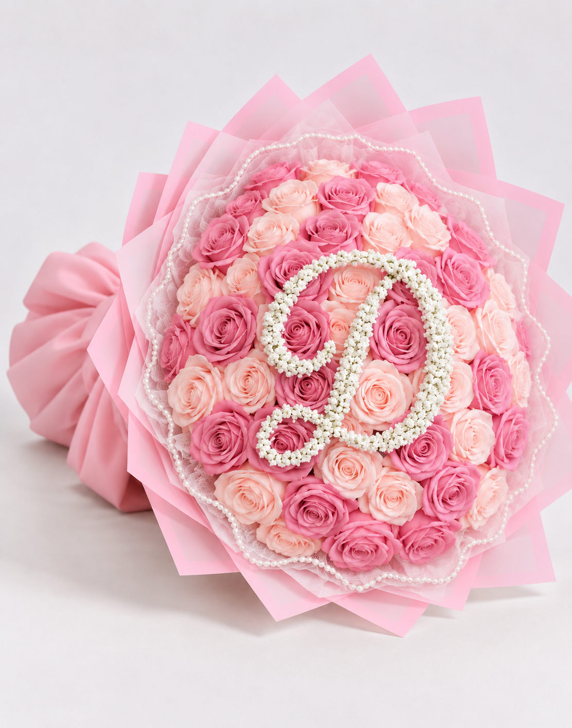Bouquet ROSINA de 50 roses éternelles roses, vue de côté sur fond blanc