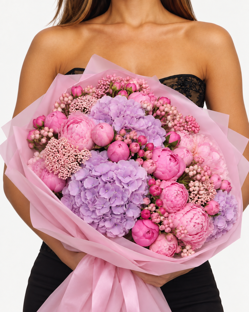 SELENA, bouquet de fleurs fraîches mixtes avec pivoines roses et hortensias lilas, tenu à la main