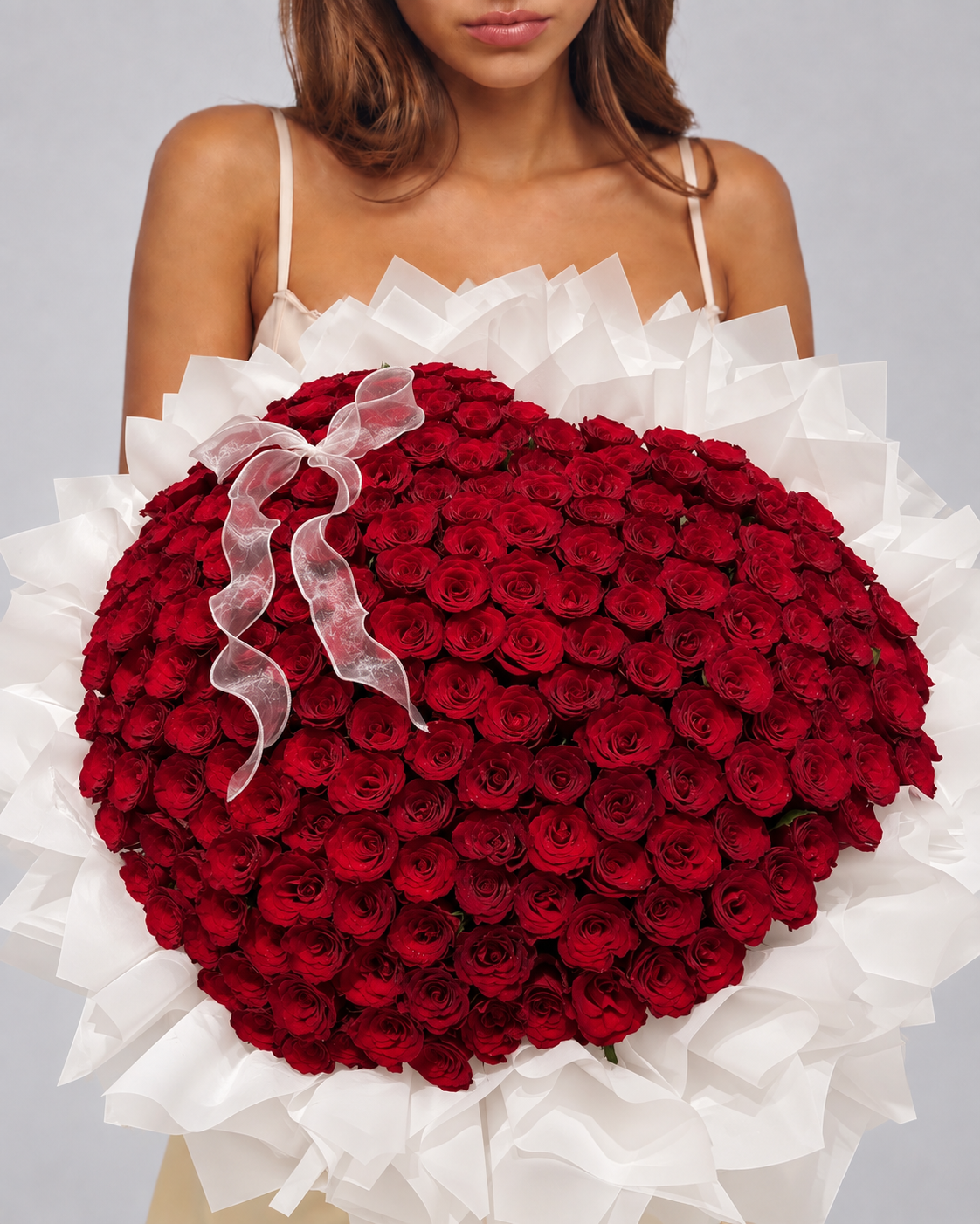 SEYA, bouquet de roses rouges en forme de cœur tenu à la main