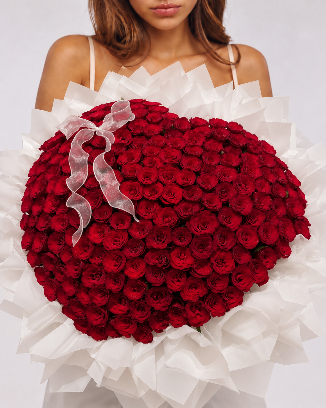 Bouquet SEYA de roses rouges en forme de cœur, vue de face portée