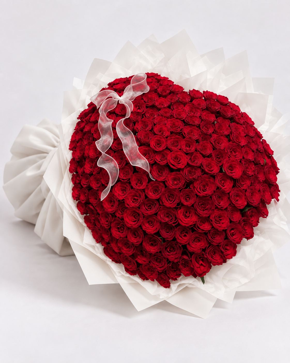 Bouquet SEYA de roses rouges en forme de cœur, vue de côté sur fond blanc