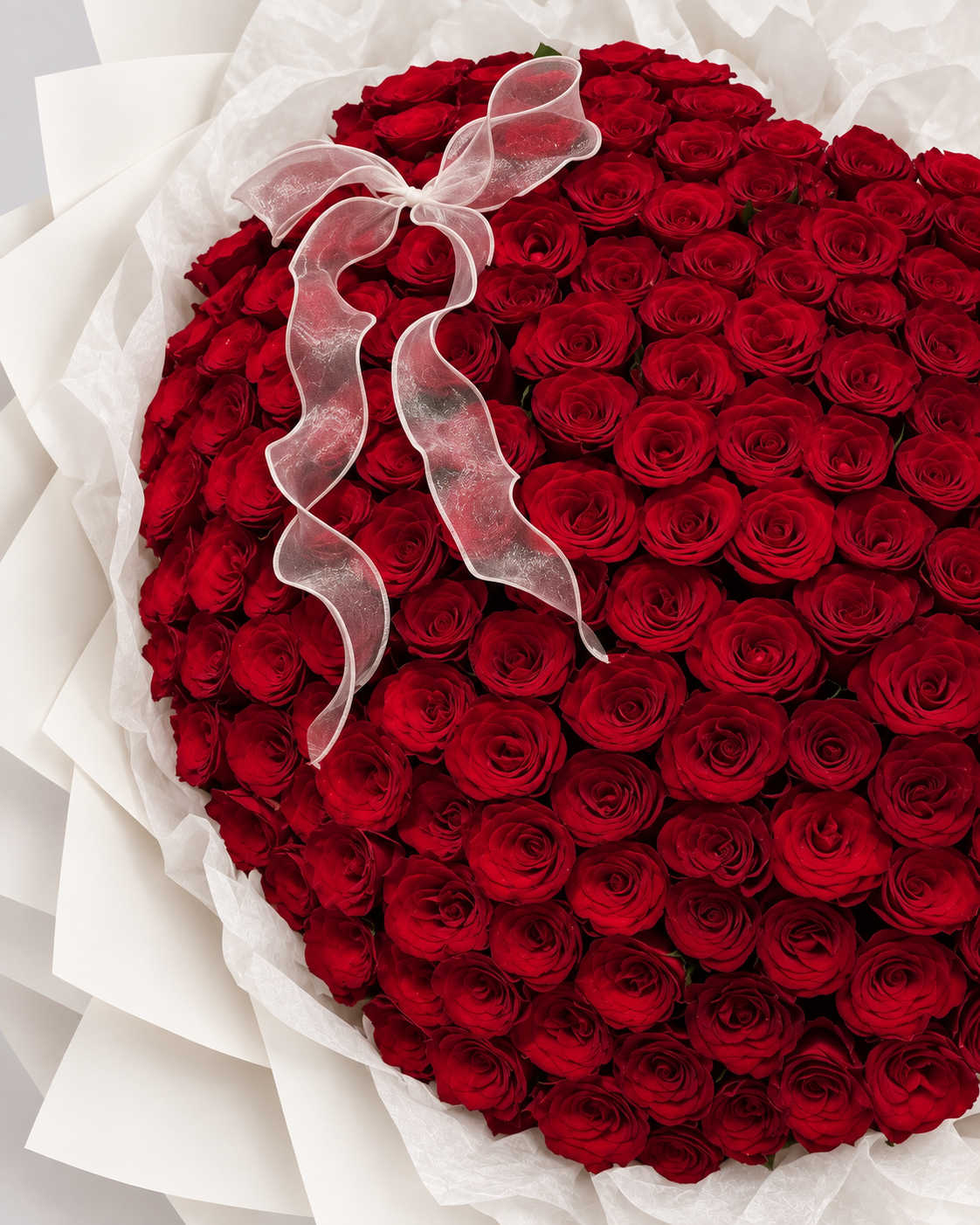 Gros plan sur les roses rouges du bouquet SEYA en forme de cœur
