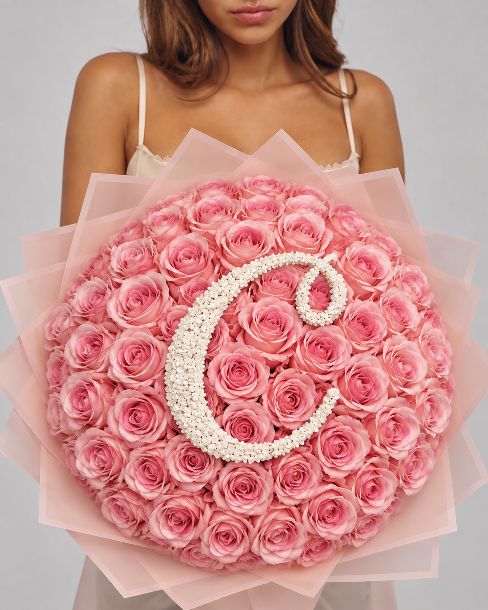 SHAINEZ, bouquet de roses éternelles roses avec lettre perlée, tenu à la main