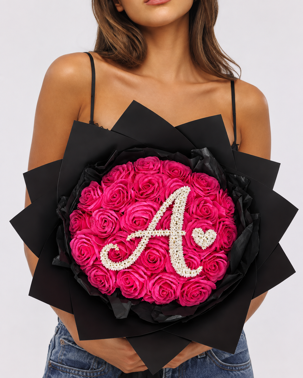 SOFIA, bouquet de 25 roses éternelles rose fuchsia avec lettre perlée, tenu à la main