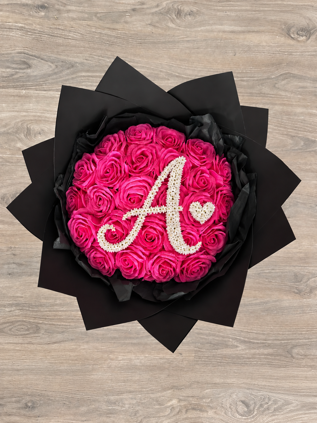 Bouquet SOFIA de 25 roses éternelles rose fuchsia posé sur fond neutre