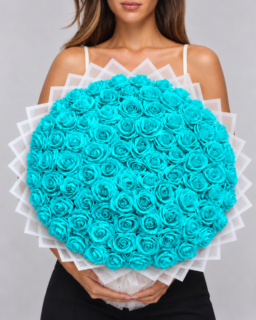 TIFFANY, bouquet de 50 roses éternelles bleu turquoise avec emballage blanc, tenu à la main