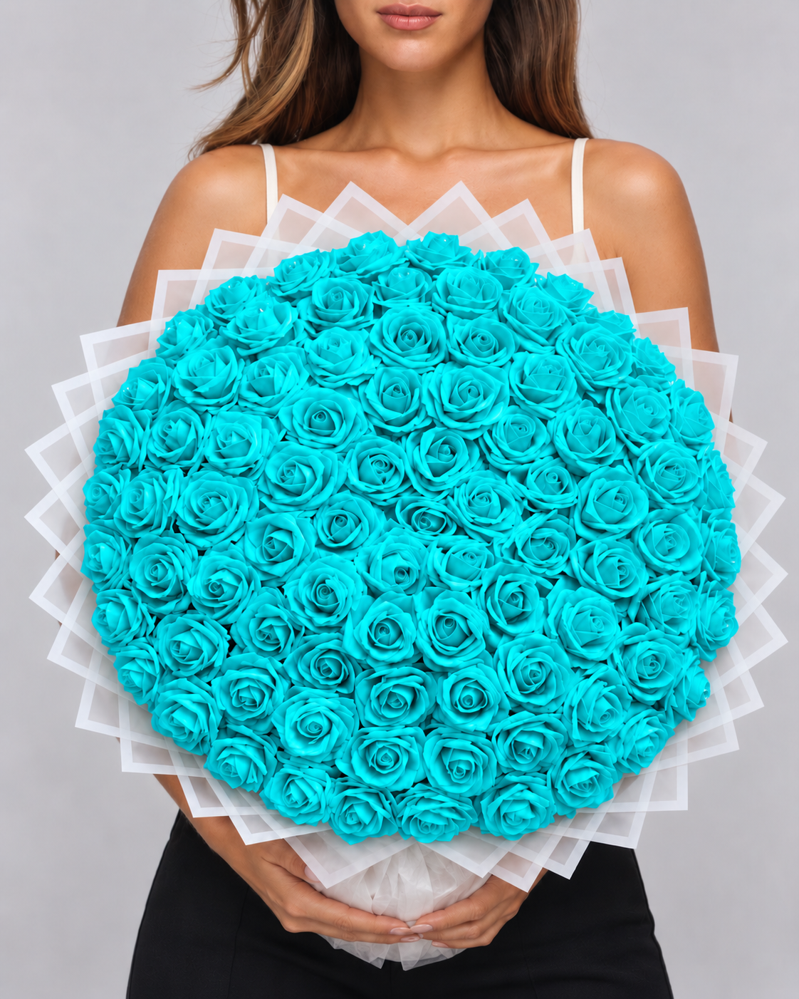 TIFFANY, bouquet de 50 roses éternelles bleu turquoise avec emballage blanc, tenu à la main
