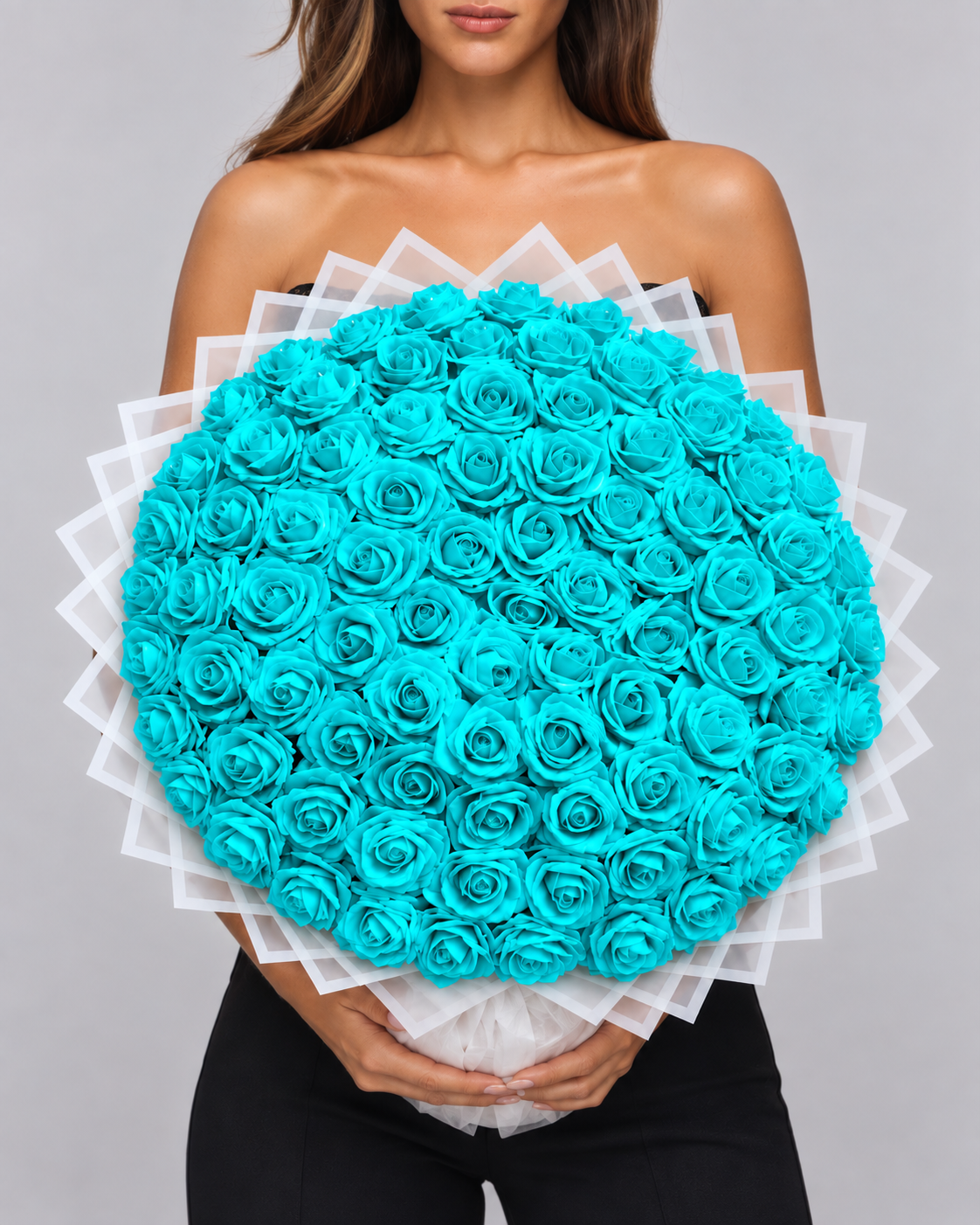 Bouquet TIFFANY de roses éternelles bleu turquoise, vue de face portée