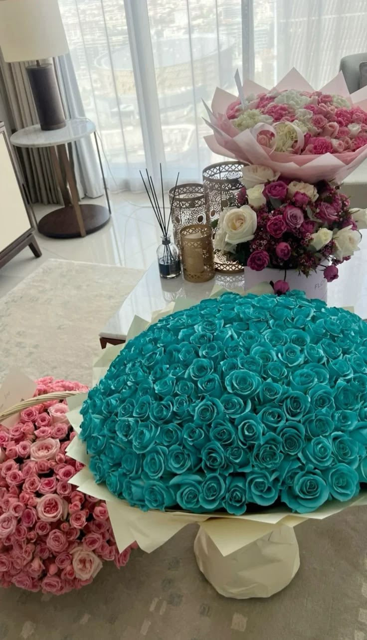 Bouquet TIFFANY de roses éternelles bleu turquoise en intérieur, photo réelle