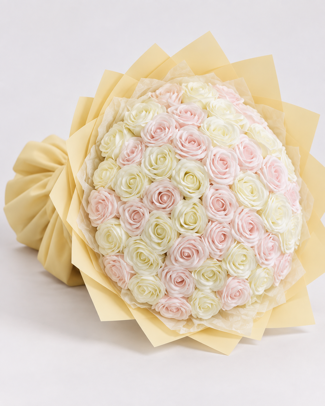 Bouquet VANILLA de 50 roses éternelles rose et blanc, vue de côté avec emballage vanille