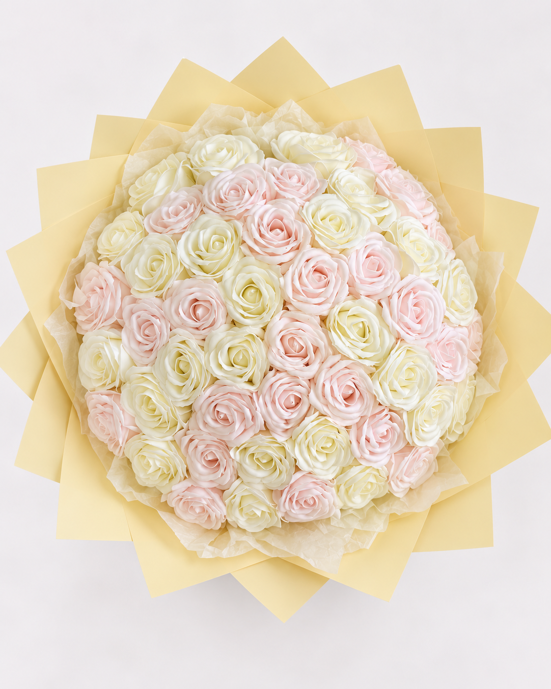 Bouquet VANILLA de roses éternelles rose pâle et blanc crème, vue de face