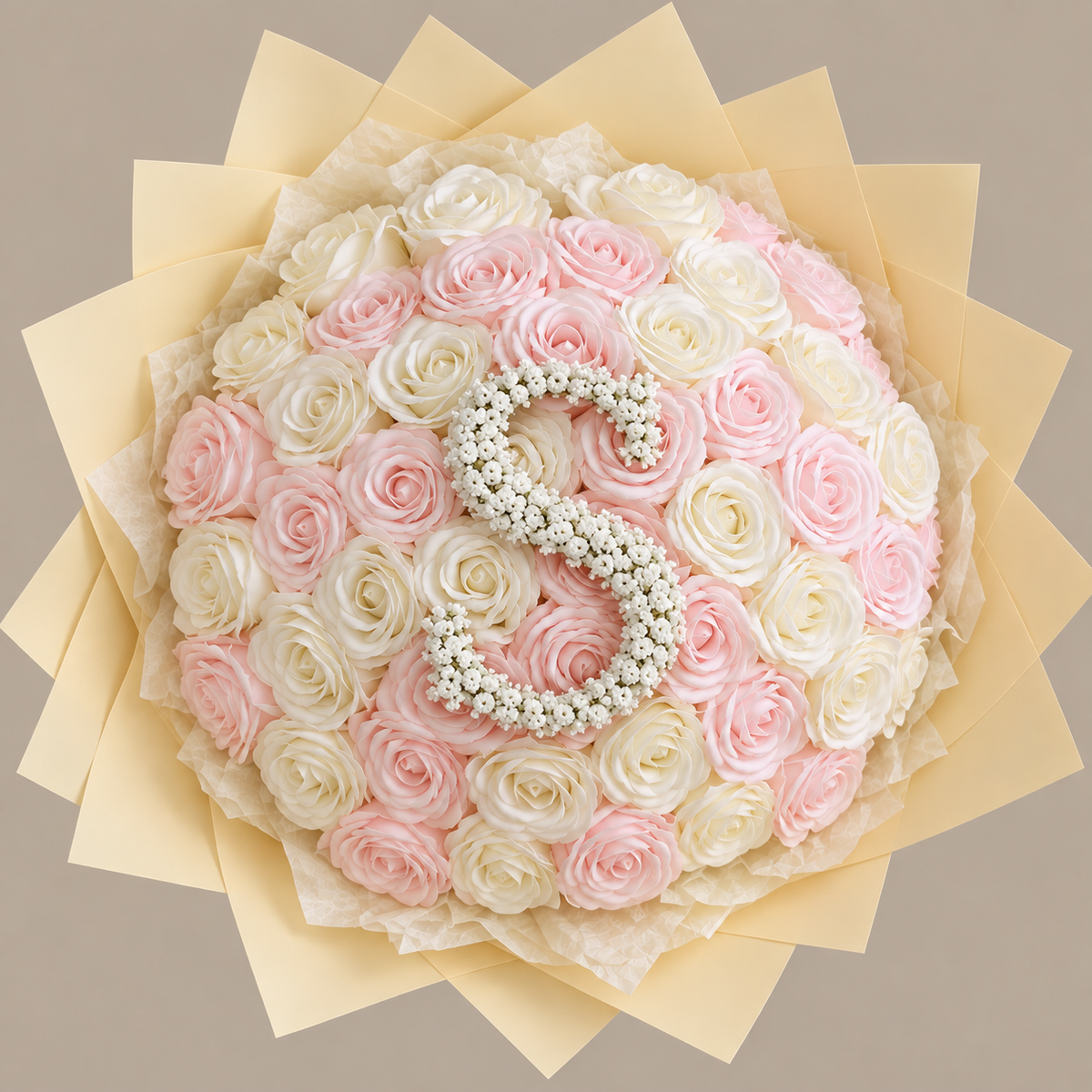 Bouquet VANILLA de 50 roses éternelles rose et blanc avec lettre S perlée au centre