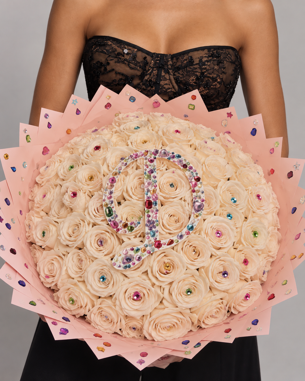 XÉLA, bouquet de roses fraîches blanc crème avec lettre et strass, tenu à la main