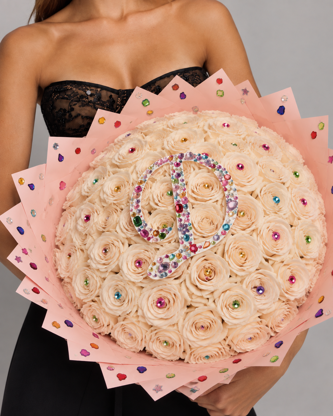 Bouquet XÉLA de roses fraîches blanc crème et strass, vue de face portée