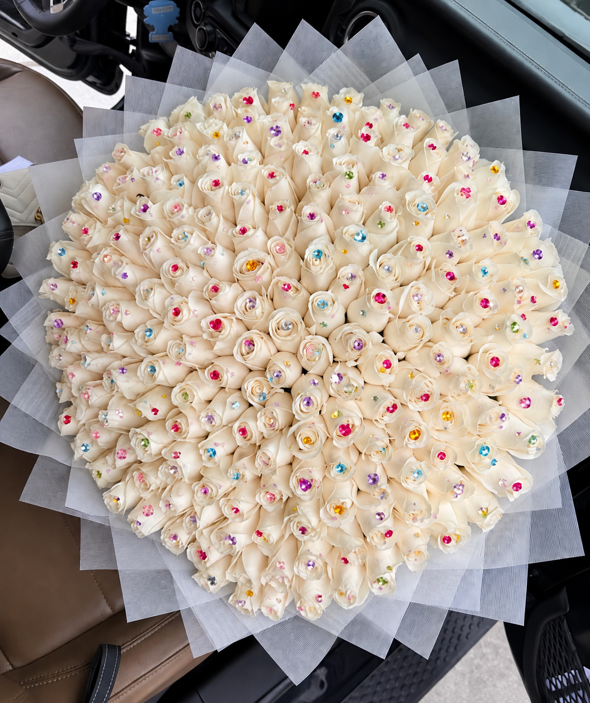 Bouquet XÉLA de roses fraîches blanc crème avec lettre et strass, autre vue