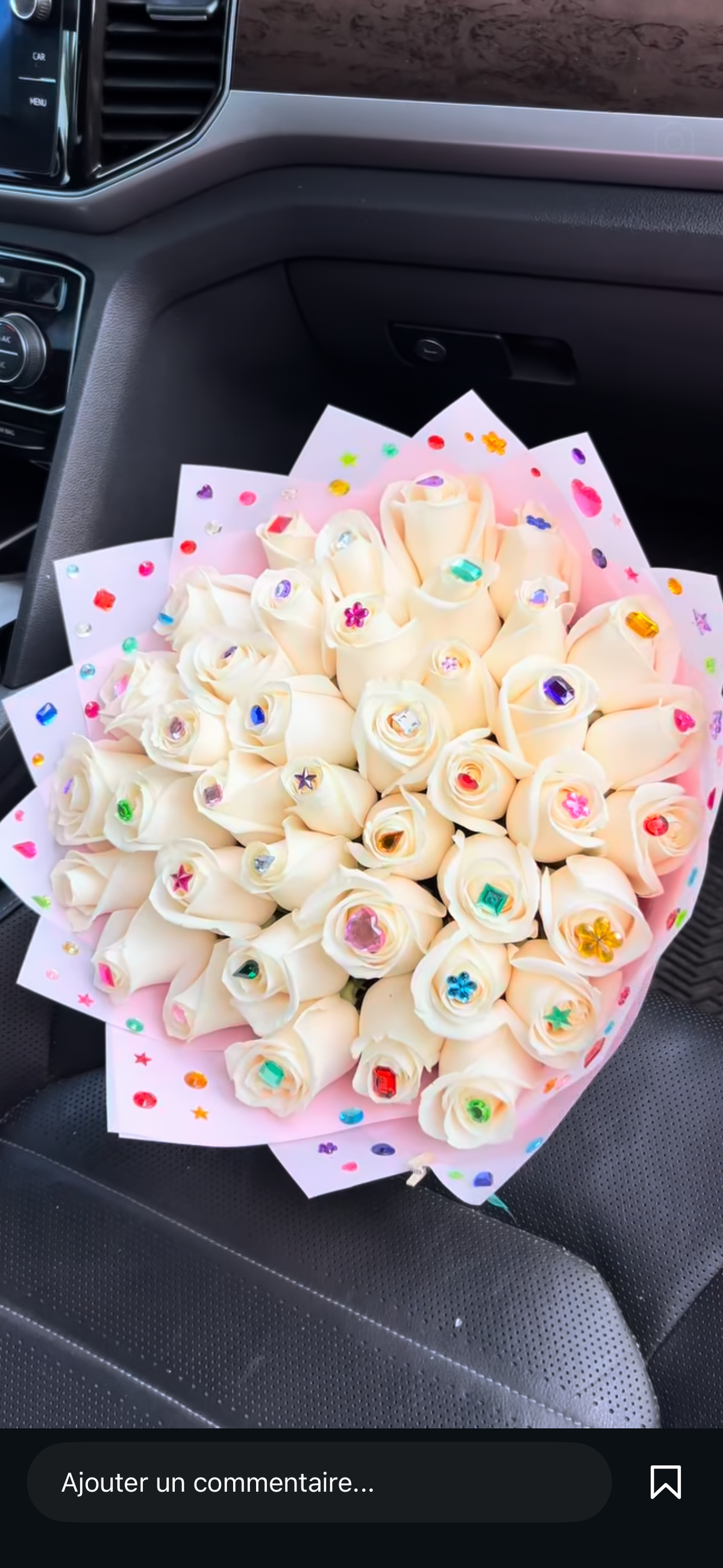 Vue de dessus du bouquet XÉLA de roses fraîches blanc crème